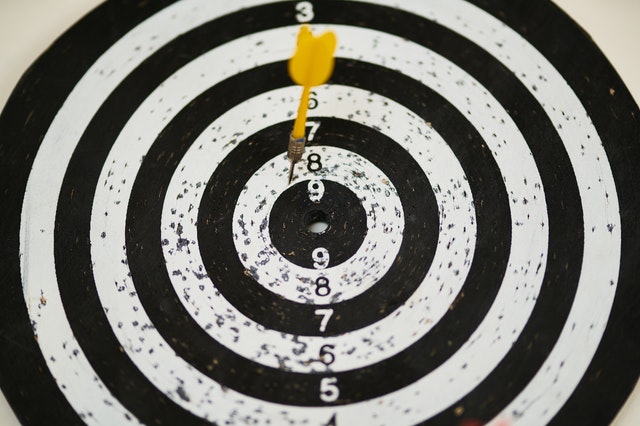 Image of a archery board with a dart on it to talk about Content Marketing & Knowing Your Audience